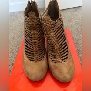 Miz Mooz, Sloane, Cognac, size 8.5